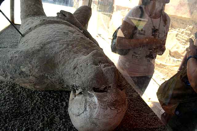 Corpos de pedra dos moradores que habitavam Pompeia