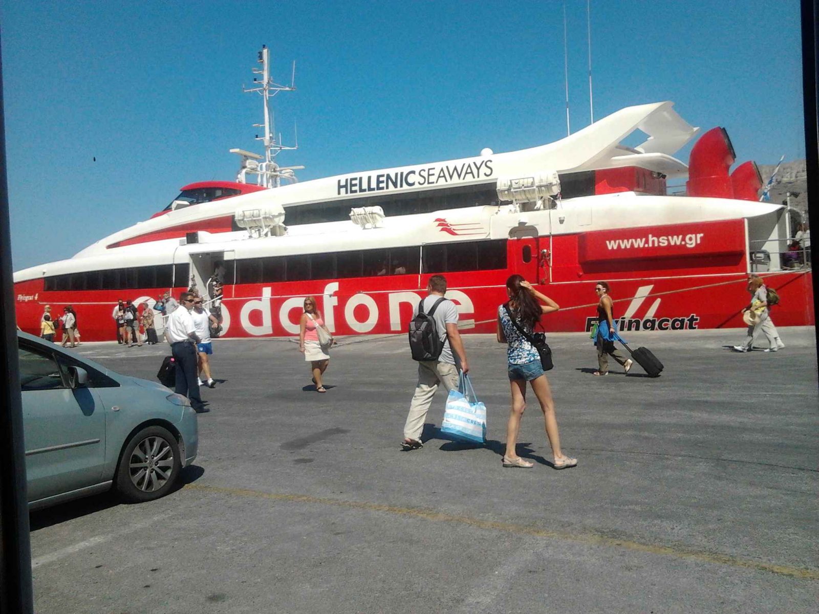 pegando o ferry de santorini para ir até a ilha de mykonos. ferry da hellenic seaways