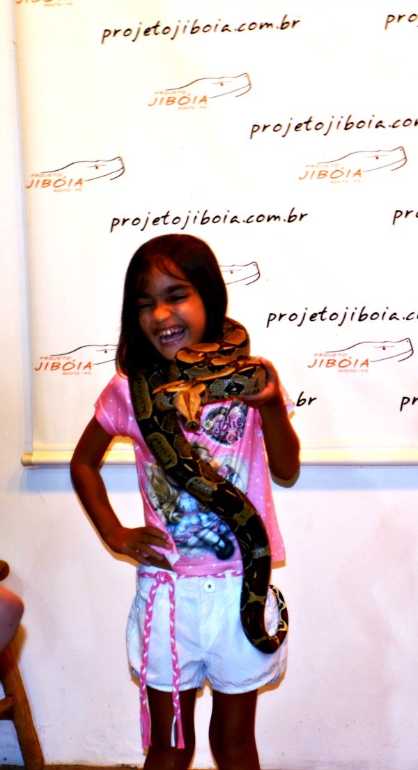 medo de cobras? que nada! crianças muito mais corajosas que adultos no Projeto Jiboia em Bonito