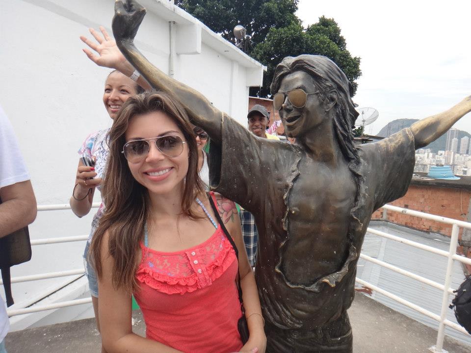 estátua michael jackson - favela santa marta