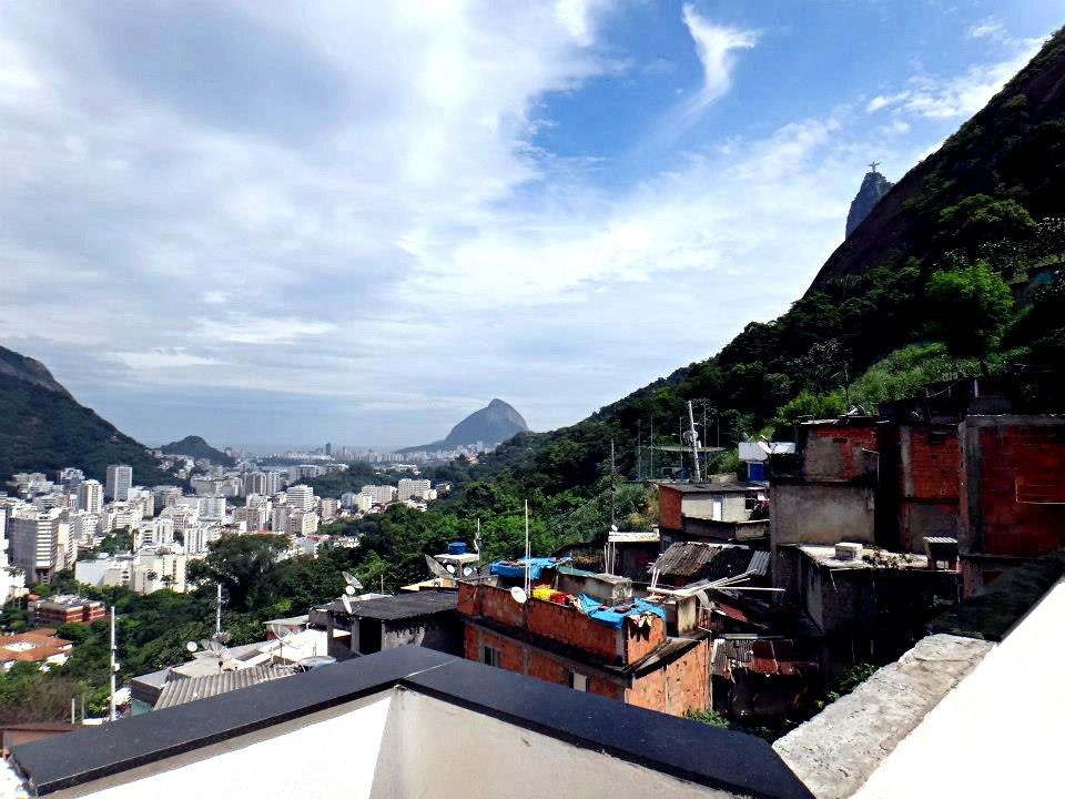 Vista da Zona Sul do alto da Favela Santa Marta