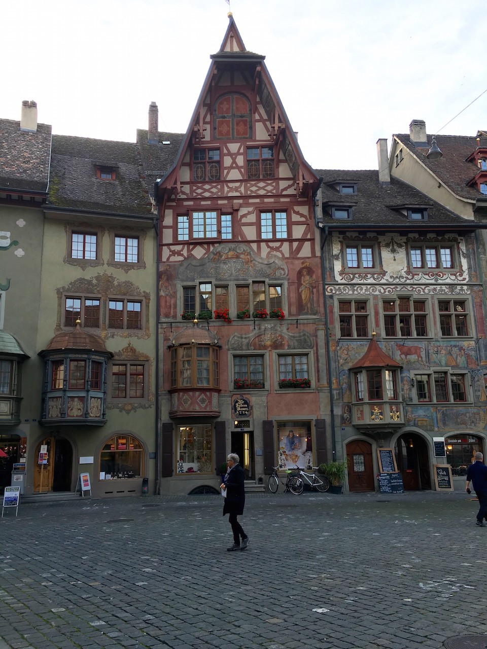cidade medieval fachadas coloridas