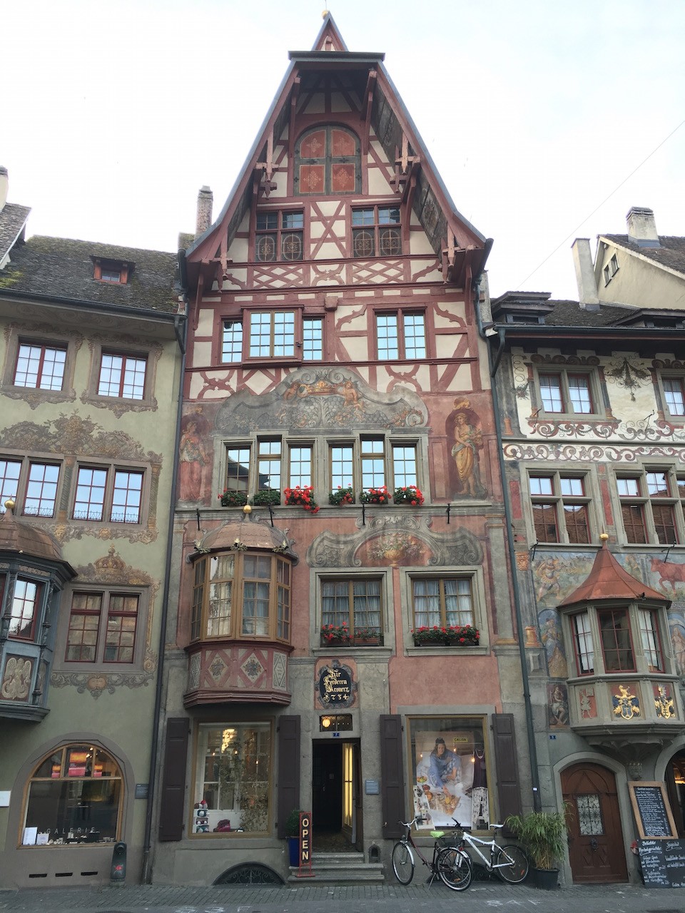 cidade medieval fachadas coloridas