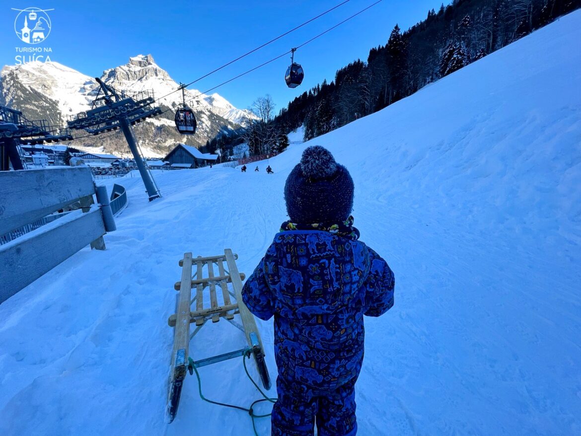 trenó na neve com crianças na suiça